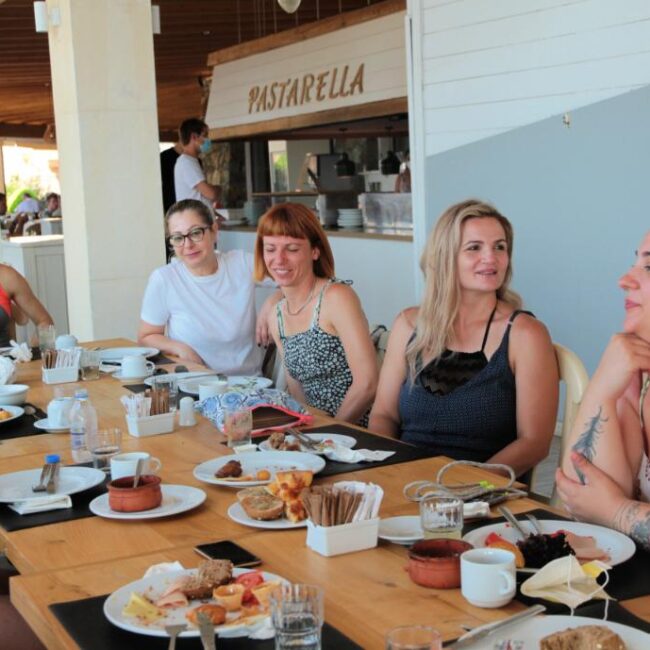 Στιγμιότυπο από βιωματικό retreat αυτοβελτίωσης και προσωπικής ανάπτυξης του Envisions Hub στην Κρήτη και την Ελλάδα