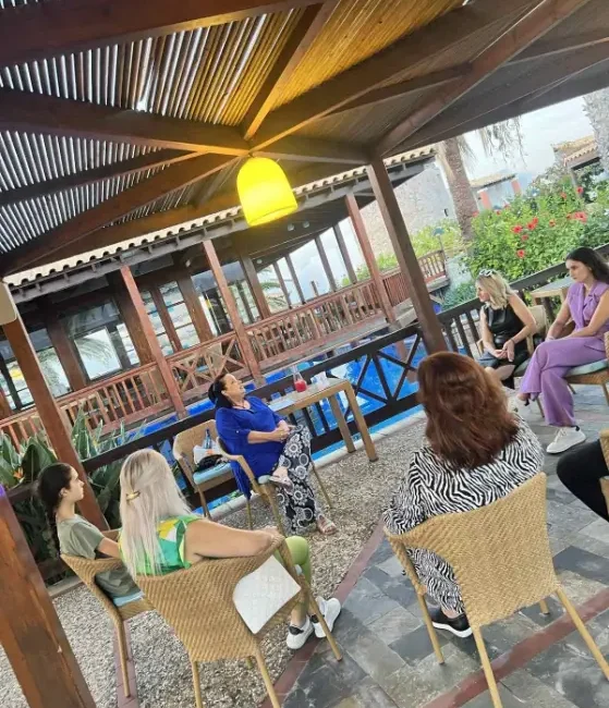 Στιγμιότυπο από βιωματικό retreat αυτοβελτίωσης και προσωπικής ανάπτυξης του Envisions Hub στην Κρήτη και την Ελλάδα