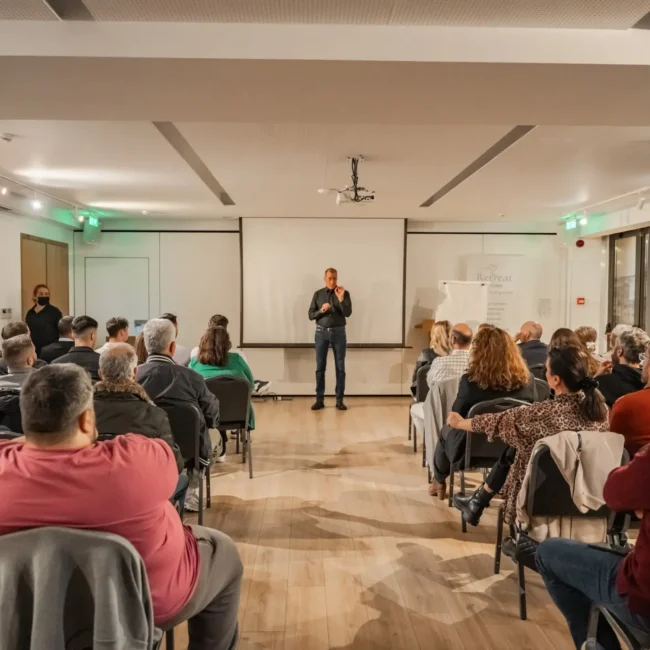 Σεμινάριο αυτοβελτίωσης Envisions Hub με ομιλητή και κοινό