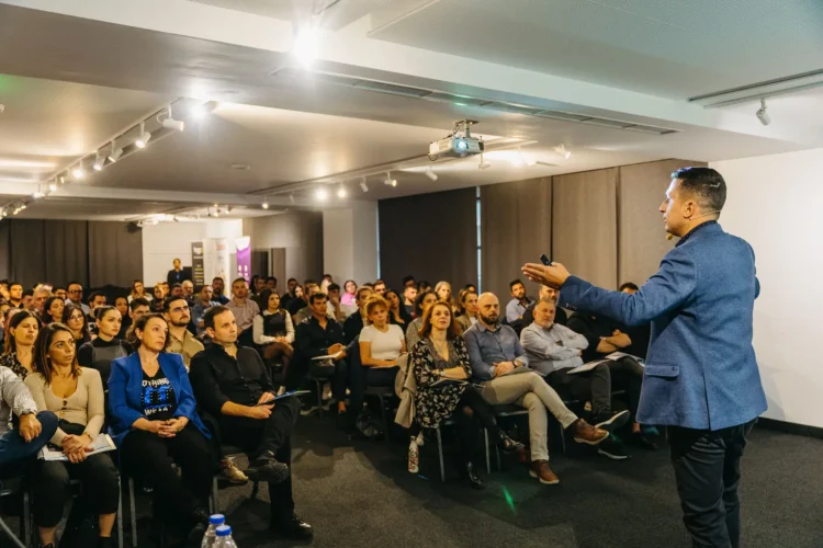 Στιγμυότυπο απο σεμινάριο με ομιλιτή τον Αλέξιο Βανδώρο